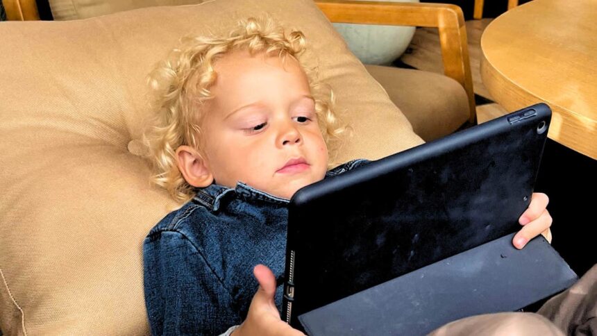 Metoda tradițională de parenting care i-a făcut pe copiii mei să renunțe la ecrane 51 the old fashioned parenting trick that got my lazy kids off screens and back to their childhood 6a358c482cb34