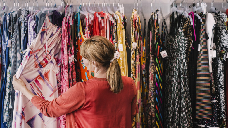Criza economică duce la creșterea vânzărilor de haine second-hand în România 51 video criza economica aglomereaza magazinele secondhand sase din 10 romani cumpara haine la mana a doua economisesc jumatate din bani 6a38b4eadabc4