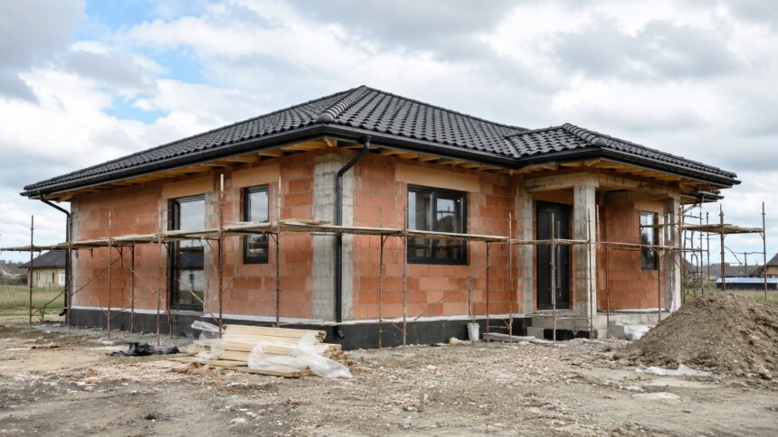 Cât costă să construiești o casă de 90 mp, doar parter, în 2026. Buget pentru materiale, manoperă și acte 51 753881067
