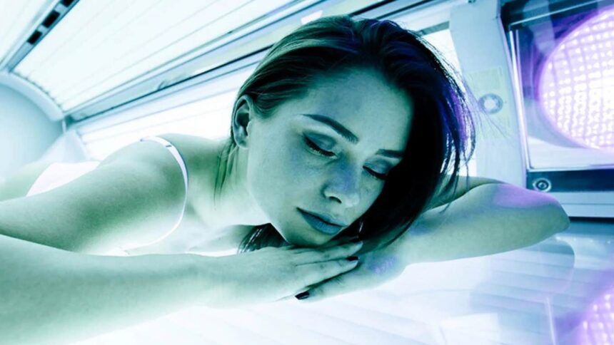 Obiceiul de bronzare al unei femei a provocat daune atât de grave încât i-a lăsat o gaură în față 51 a womans tanning habit caused damage so severe it left a hole in her face 6a51736ba9ed0