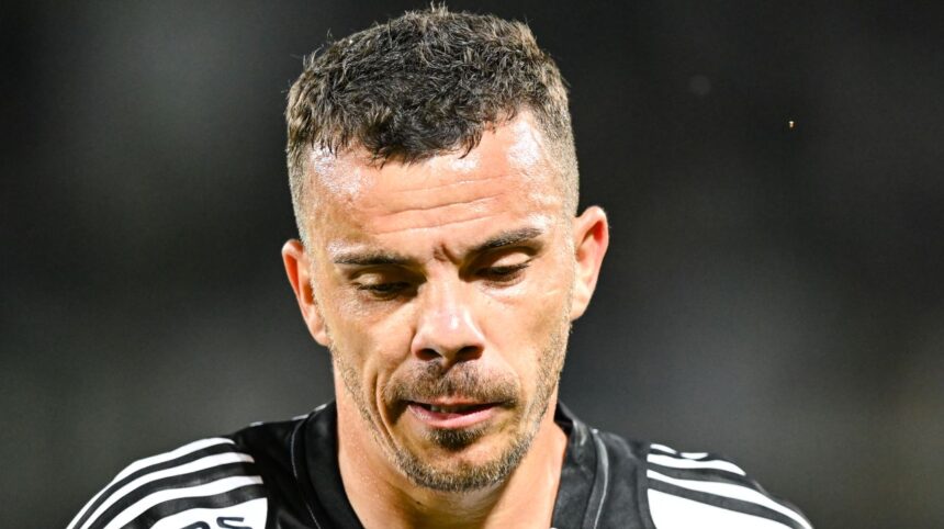 Dan Nistor, dezamăgit după eșecul la penalty-uri: „Trebuie să mergem la biserică. Parcă sunt blestemat” 51 dan nistor la pamant dupa un nou esec la loviturile de departajare trebuie sa mergem la biserica parca sunt blestemat 6a594a3715da7