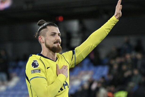 se stiu sumele cati bani incaseaza tottenham pentru cedarea lui radu dragusin la fiorentina 6a4baaabdc8f7