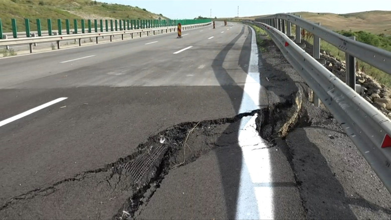 Atenție pe A10 Sebeș-Turda: porțiune de drum surpată și circulație restricționată 51 video pericol pe a10 sebes turda o portiune de drum s a surpat circulatia este restrictionata 6a4b5cc99f28c