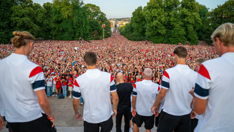 Fotbaliștii norvegieni sărbătoriți la Oslo de 90.000 de fani și prințul moștenitor 51 videofoto cm 2026 fotbalistii norvegieni primiti triumfal la oslo 90 000 de fani si printul mostenitor cantand la toba 6a568487ba38c