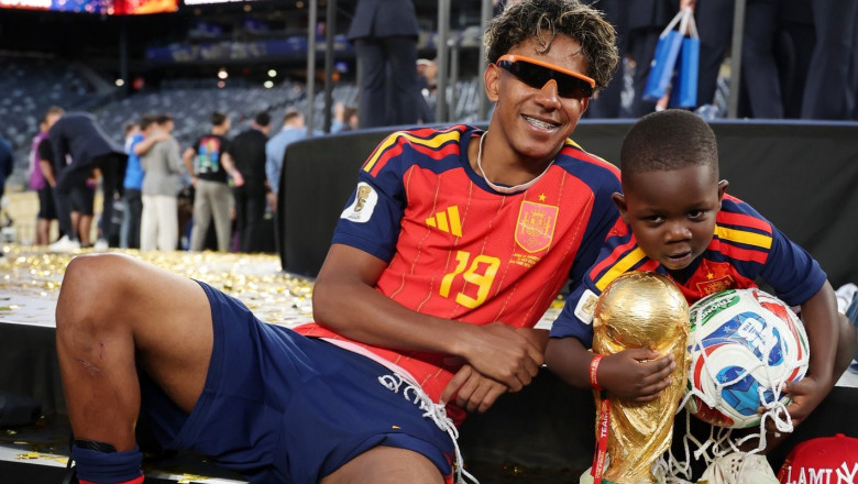 Fratele lui Lamine Yamal a impresionat internetul după finala Cupei Mondiale 2026 51 videofoto cm 2026 fratele lui lamine yamal a cucerit internetul dupa finala cupei mondiale imagini virale de la festivitatea de premiere 6a5df4f536e03
