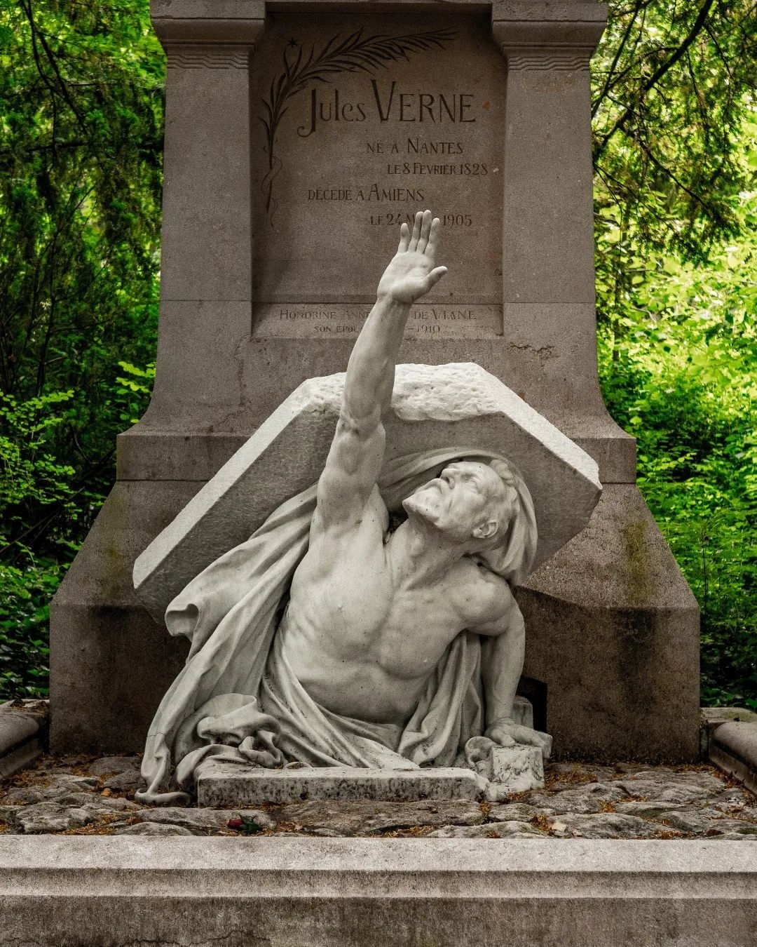 Mormântul lui Jules Verne pare o scenă dintr-unul dintre romanele sale. Scriitorul „iese” din piatră și întinde mâna spre cer 52 Jules Verne
